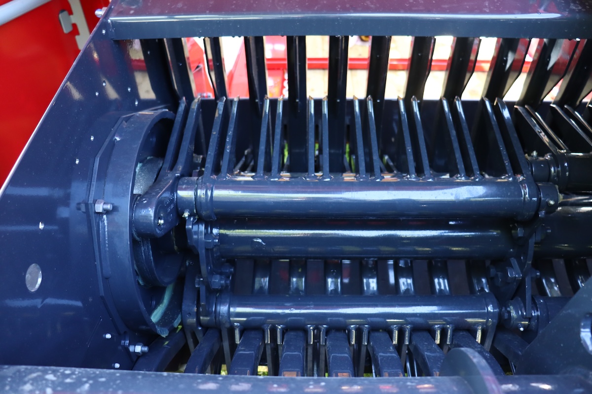 Dettaglio del sistema di carico Supermatic del Boss 2140 Alpin di Pottinger per un trattamento delicato del foraggio con una bassa richiesta di potenza